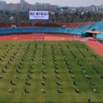 un surréaliste concours de recrutement dans un stade de Corée du Sud