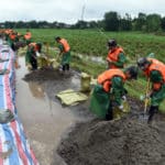des membres de la police arme aident la lutte contre les inondations — Chine Informations