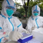La province chinoise du Guangdong recueille des chantillons pour le test du COVID-19 dans des magasi...