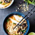 Bouillon thaï aux nouilles ramen, poulet & champignons