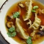 Simple comme un bouillon de chou chinois aux gyozas (ou aux crevettes)