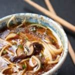 Soupe miso aux nouilles de riz, champignons et algues