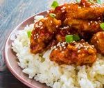 Dés de poulet caramélisés et graines de sésame