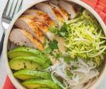 Buddha bowl nouilles de riz, courgette et poulet : découvrez les recettes de cuisine de Femme Actuel...