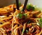 Un bol de nouilles thaïlandaises épicées qui est prêt en 20 minutes!
