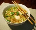 Soupe de poulet, nouilles chinoises, ciboule, gingembre & coriandre - Le Sot L'y Laisse