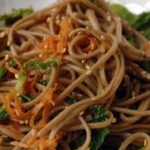 Nouilles soba au chou vert, carotte et graines de sésame .