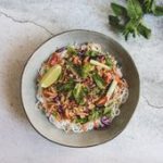 Salade comme des rouleaux de printemps véganes - Rose Citron