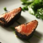 Saumon mi-cuit mi-cru en croûte de pavot, salade très verte parfumée au wasabi - Beau à la louche