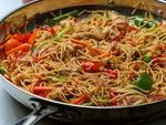 Le Lo Mein au poulet, tellement meilleur maison que celui pour emporter.
