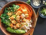 Un délicieux bol de Bouddah au tofu et sauce thaïe aux arachides!