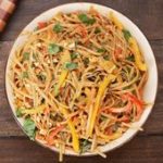 Ensalada de pasta con salsa de cacahuate