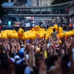 En Thaïlande, les canards jaunes gonflables, héros incongrus des manifestants