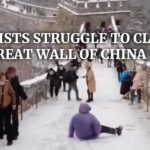 La Grande Muraille de Chine enneigée, les touristes à la peine