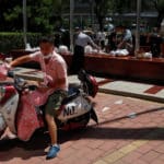 En Chine, des réseaux de livreurs à scooter réinventent l’entraide