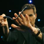 Après vingt ans d’opposition, le magicien Uri Geller accepte d’être un Pokémon