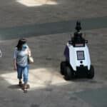 À Singapour, Xavier le robot a commencé à faire la police