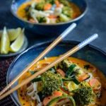 soupe de nouilles au curry et aux légumes