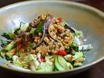 Salade de poulet thaï épicée : la recette authentique du Laab Kai