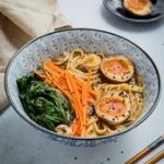 Soupe miso aux nouilles et œufs mollet marinés