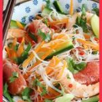 Salade thaïlandaise aux vermicelles de riz, crevettes et pamplemousse