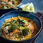 soupe de nouilles au curry et aux légumes
