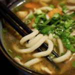 Soupe miso au poulet, shiitakés et nouilles Udon