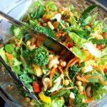Salade thaï d’hiver et sa sauce à l’ail et au miel