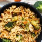 Nouilles sautées au poulet, légumes et cacahuète - Sainplement Healthy
