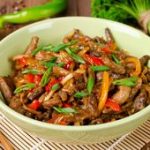 Wok de bœuf aux poivrons et oignons