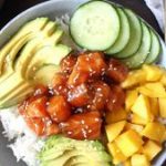 Poke bowl au saumon teriyaki et à la mangue