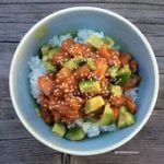 Bol de riz, ou poké bowl au saumon cru et avocat
