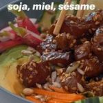 Poke Bowl au saumon mariné soja, miel, sésame