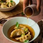 Gyozas végétariens et bouillon chaud aux saveurs asiatiques – (CHINE)