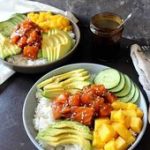 Poke bowl au saumon teriyaki et à la mangue