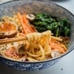 Soupe miso aux nouilles et œufs mollet marinés