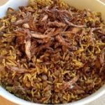 Salade de riz et lentilles à l’oignon frit