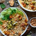 Soupe Végétalienne au Beurre de Cacahuète et Nouilles de Riz en 20 min