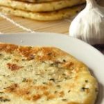 Naans à l’ail, huile d’olive et Coriandre