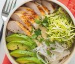Buddha bowl nouilles de riz, courgette et poulet : découvrez les recettes de cuisine de Femme Actuel...