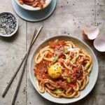 Nouilles udon au kimchi et jaune d’oeuf