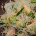 Salade de vermicelles de riz à l'avocat et aux crevettes