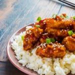 Dés de poulet caramélisés et graines de sésame