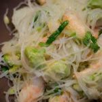 Salade de vermicelles de riz à l'avocat et aux crevettes