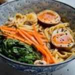 Soupe miso aux nouilles et œufs mollet marinés