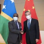 Le chef de la diplomatie chinoise salue les relations entre la Chine et les Îles Salomon — Chine Inf...