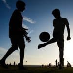 “Exaspéré par un flot de ballons de foot”, un couple gagne en justice