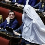 En Italie, un député déguisé en fantôme interrompt brièvement une séance du Parlement
