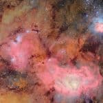 “gaz illuminés et étoiles éparpillées”