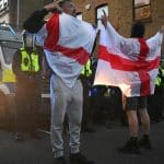 Les actions anti-immigration à Epping font craindre à la presse britannique une “poudrière”